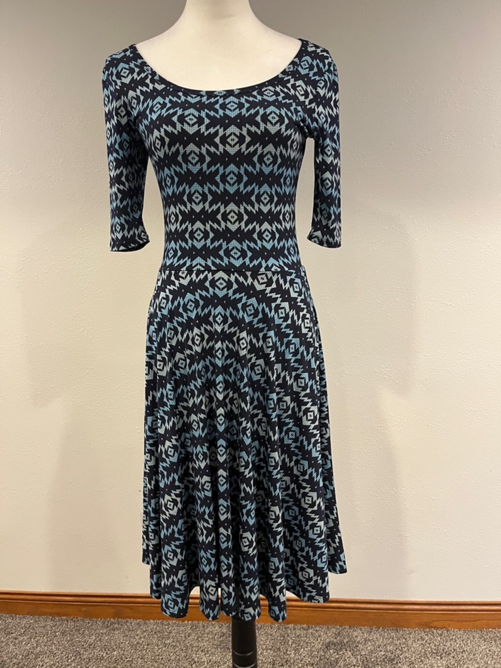 LuLaRoe Nicole short sleeve‎ geometric print stretchy dress size small